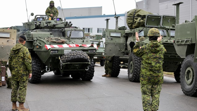 Des véhicules blindés s'apprêtent à quitter la base de Valcartier. Des véhicules blindés s'apprêtent à quitter la base de Valcartier.
