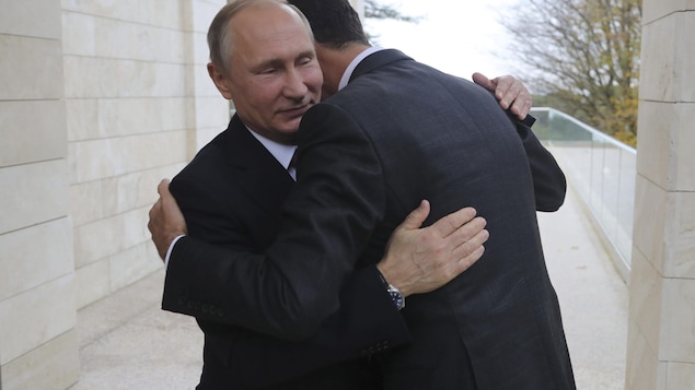 Vladimir Poutine donne une accolade à Bachar Al-Assad.