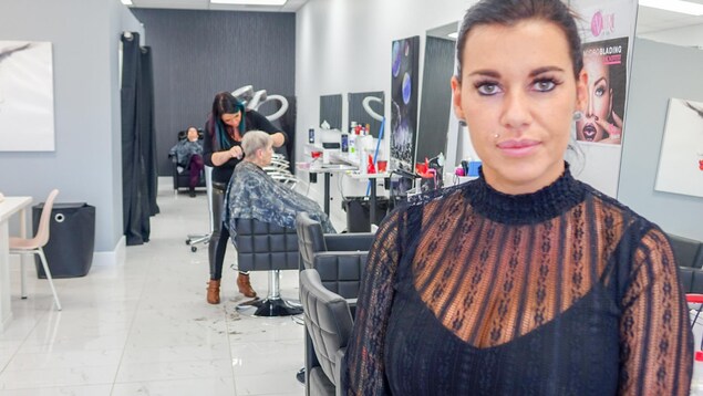Valérie Larocque, propriétaire du salon de coiffure Valérie dans le secteur de Charlesbourg à Québec, pose devant les postes de travail de son commerce Valérie Larocque, propriétaire du salon de coiffure Valérie dans le secteur de Charlesbourg à Québec, pose devant les postes de travail de son commerce