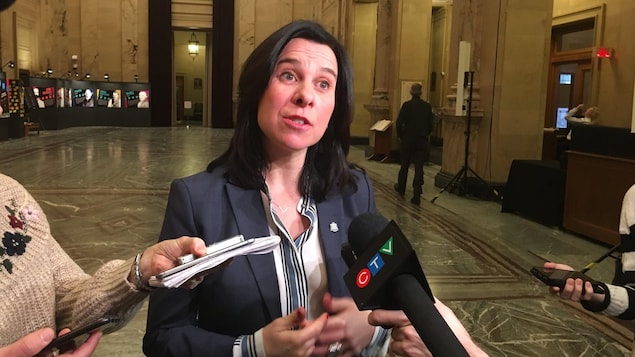 La mairesse répond aux questions des journalistes. La mairesse répond aux questions des journalistes.