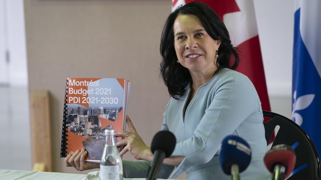 Valérie Plante présente le document papier du budget.