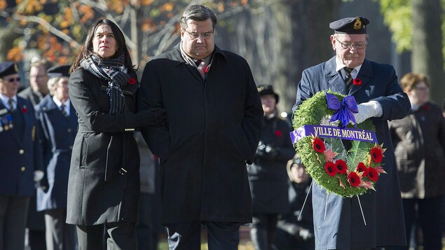 Le maire sortant Denis Coderre et la mairesse Valérie Plante déposent une couronne durant la cérémonie du jour du Souvenir à Montréal, le 11 novembre 2017. Le maire sortant Denis Coderre et la mairesse Valérie Plante déposent une couronne durant la cérémonie du jour du Souvenir à Montréal, le 11 novembre 2017.