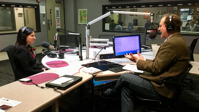 La mairesse de Montréal est assis face à un animateur de radio américain. La mairesse de Montréal est assis face à un animateur de radio américain.