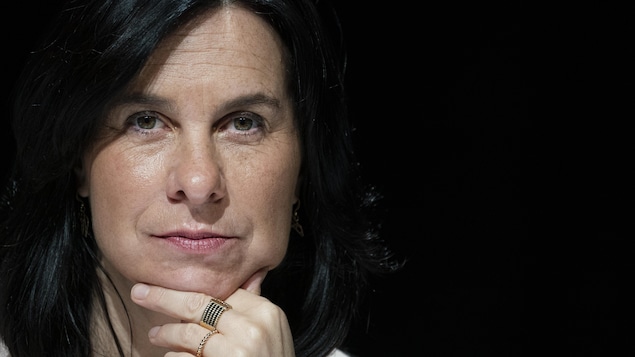 Gros plan de Valérie Plante, la main gauche sur le menton et esquissant un léger sourire.