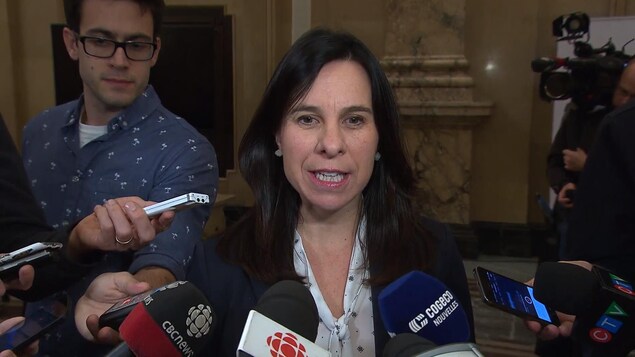 Valérie Plante est entourée de micros dans le hall de l'hôtel de ville de Montréal. Valérie Plante est entourée de micros dans le hall de l'hôtel de ville de Montréal.