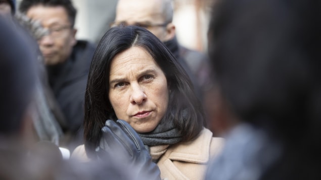 Valérie Plante parle avec des personnes dans le Quartier chinois, à Montréal.