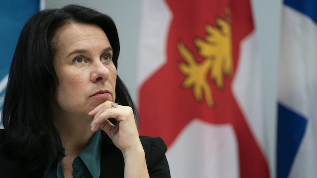 Gros plan de Valérie Plante durant une conférence de presse.