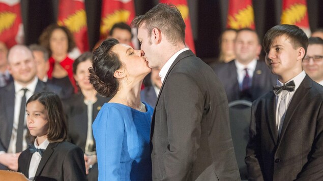 VValérie Plante embrasse son mari, Pierre-Antoine Harvey, économiste rattaché à l’IRIS et conseiller à la Centrale des syndicats du Québec, en présence de leurs fils, Gaël et Émile. VValérie Plante embrasse son mari, Pierre-Antoine Harvey, économiste rattaché à l’IRIS et conseiller à la Centrale des syndicats du Québec, en présence de leurs fils, Gaël et Émile.