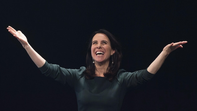 Valérie Plante salue la foule après sa victoire à la mairie de Montréal. Valérie Plante salue la foule après sa victoire à la mairie de Montréal.