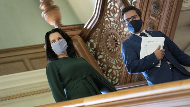 Valérie Plante et Robert Beaudry descendent les escaliers de l'hôtel de ville de Montréal.