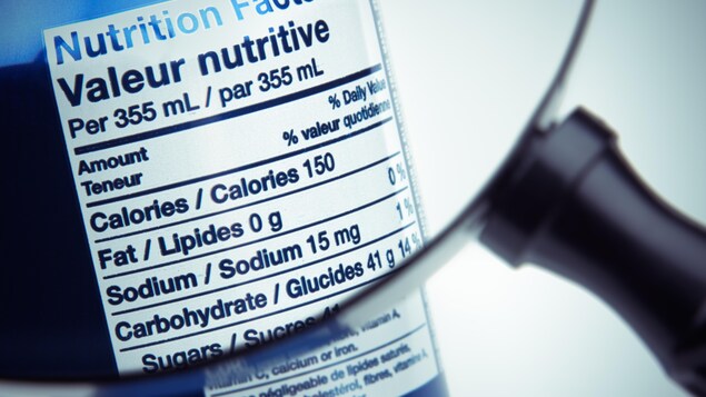L'étiquette nutritionnelle d'une canette de boisson gazeuse. L'étiquette nutritionnelle d'une canette de boisson gazeuse.