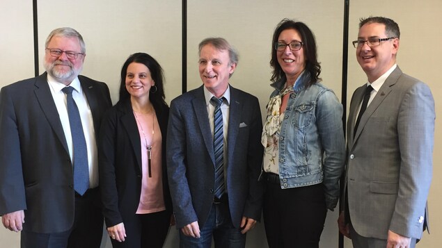 De gauche à droiteDenis Martel, recteur de l'UQAT, Isabelle Bergeron, présidente de la Table des directions du service des ressources humaines de l'Abitibi-Témiscamingue et du Nord-du-Québec, Réal Bergeron, Directeur de l'UER et professeur titulaire Unité d'enseignement et de recherche en sciences de l'éducation, Hélène Lambert, présidente du Syndicat de l'enseignement de l'Ungava et de l'Abitibi-Témiscamingue et Yves Bédard, Directeur général Commission scolaire de Rouyn-Noranda.