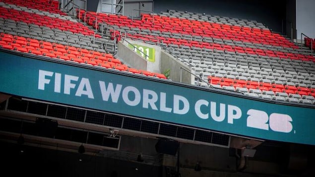 Des gradins où un panneau indique, en anglais « coupe du monde de la FIFA 2026 ».