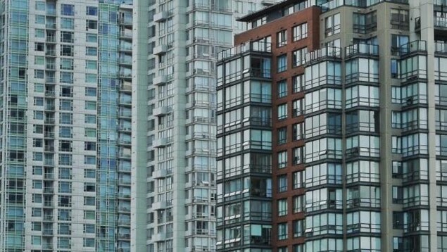Vue sur trois tours à logement. Plan rapproché sur les fenêtres des édifices.