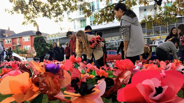 Des élèves de l'école élémentaire Shaughnessy disposent des coquelicots de leur fabrication dans les jardins de la mairie de Vancouver. Des élèves de l'école élémentaire Shaughnessy disposent des coquelicots de leur fabrication dans les jardins de la mairie de Vancouver.