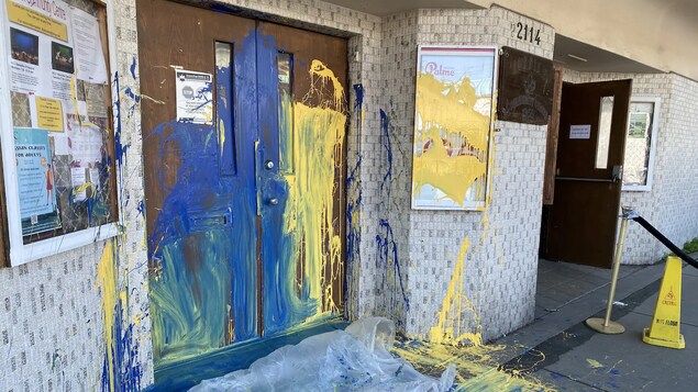 Une église orthodoxe et un centre communautaire russe sont aspergés de peinture