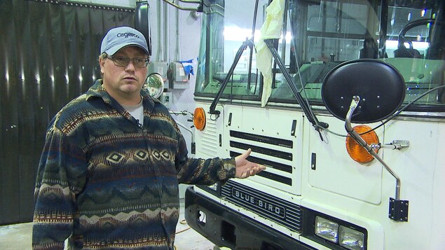 Ken Langevin devant l'autobus utilisé pour le transport adapté. Ken Langevin devant l'autobus utilisé pour le transport adapté.