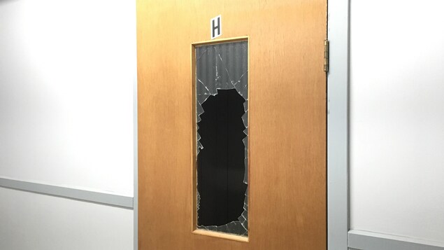 Cette porte a été vandalisée, dans l'église de Grand-Sault. Cette porte a été vandalisée, dans l'église de Grand-Sault.