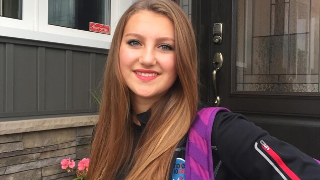 Une jeune fille portant un sac à dos.