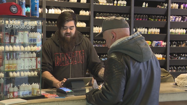 Un client passe à la caisse dans une boutique de vapotage d'Edmonton.