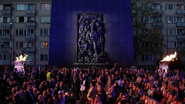 Des gens ont assisté, jeudi soir, à un concert devant le monument aux Héros du Ghetto, à Varsovie, pour souligner le 75e anniversaire du soulèvement du ghetto de Varsovie.