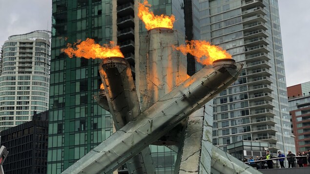 La vasque olympique et ses flammes.