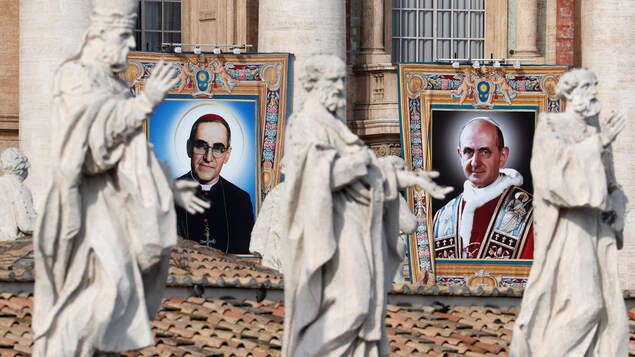 Portraits du pape Paul VI et de l'archevêque salvadorien Oscar Romero