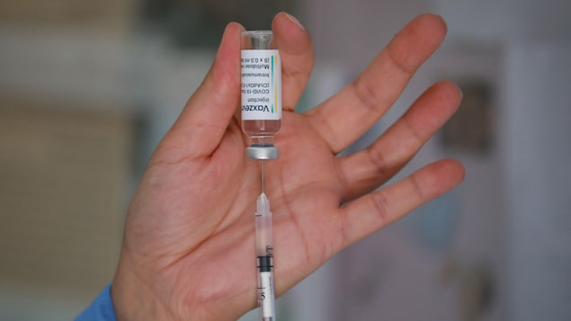 Un agent de santé prépare une dose du vaccin Vaxzevria AstraZeneca contre le coronavirus, avant d'inoculer un patient. 