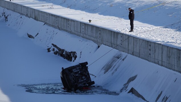 Un mort et un blessé grave après la chute d’un véhicule dans le canal Lachine