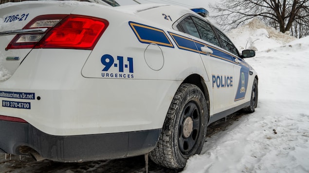Une voiture de la police de Trois-Rivières est stationnée en hiver.