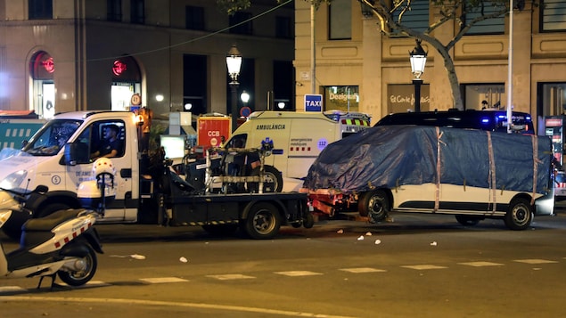 Le véhicule suspect de l’attentat de Barcelone, en Espagne, est remorqué le 18 août 2017. Le véhicule suspect de l’attentat de Barcelone, en Espagne, est remorqué le 18 août 2017.