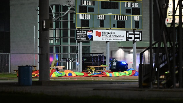 Une voiture de police devant un jeu gonflable 
