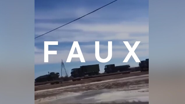 Il s'agit de véhicules militaires sur un train.