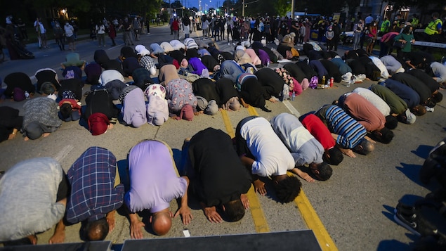 مسلمون راكعون يؤدون الصلاة في الشارع.