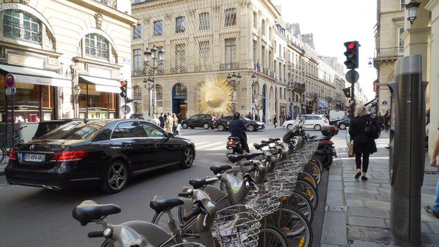 On voit une rangée de Vélib' à Paris. On voit une rangée de Vélib' à Paris.