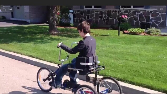 Le vélo adapté d'Anne-Sophie Provencher a été volé lundi soir à Trois-Rivières. Le vélo adapté d'Anne-Sophie Provencher a été volé lundi soir à Trois-Rivières.