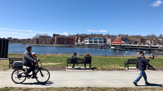 Une personne circule à vélo aux abords du lac des Nations à Sherbrooke.