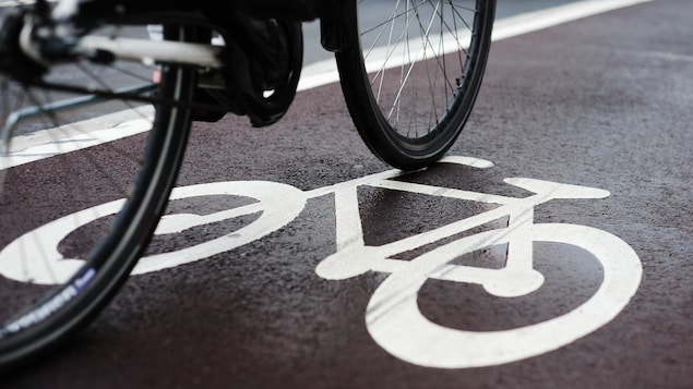 Plan rapproché d'un symbole routier de vélo peint sur la chaussée.