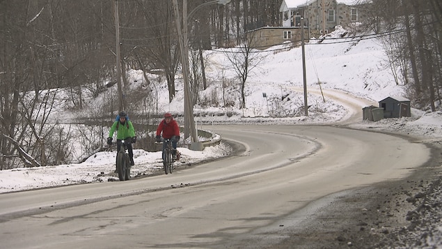 Deux cyclistes sur une route sinueuse.