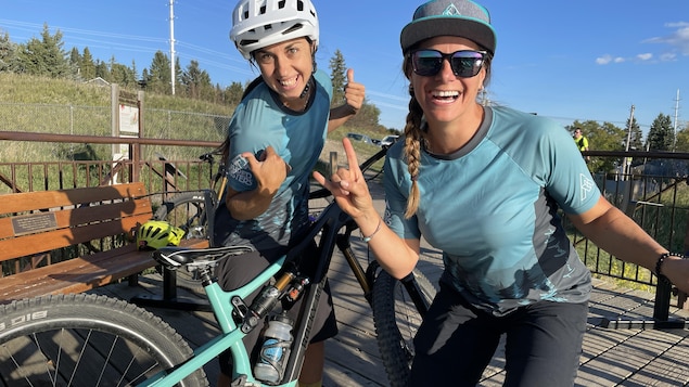 Audrey Duval et Anne-Marie Chantal avec leurs vélos de montagne. 