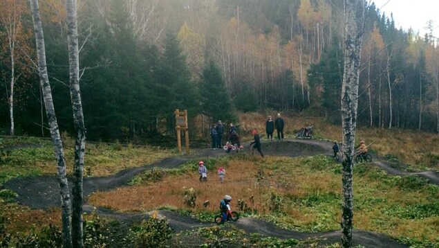 Des enfants s'initient au vélo de montagne sur un petit sentier de terre. Des enfants s'initient au vélo de montagne sur un petit sentier de terre.