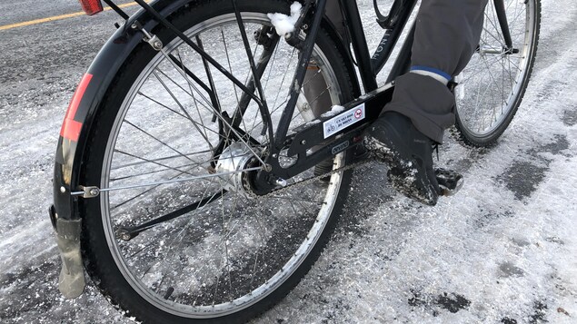 Un vélo sur une route enneigée et glacée. Un vélo sur une route enneigée et glacée.