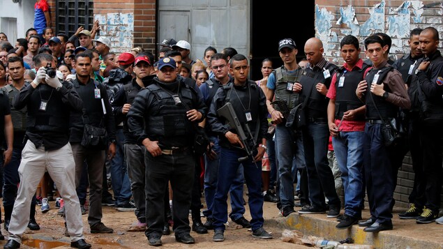 Des membres des forces de l'ordre tentent d'instaurer le calme après le pillage de commerces de Caracas, au Venezuela. Des membres des forces de l'ordre tentent d'instaurer le calme après le pillage de commerces de Caracas, au Venezuela.