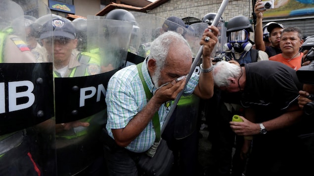 Des aînés ont été aspergés de poivre de Cayenne lors d’une manifestation qui se tenait à Caracas, au Venezuela. Des aînés ont été aspergés de poivre de Cayenne lors d’une manifestation qui se tenait à Caracas, au Venezuela.