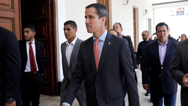 Le chef de l'opposition vénézuélienne Juan Guaido se rend à l'Assemblée nationale du Venezuela à Caracas, le 12 mars 2019.