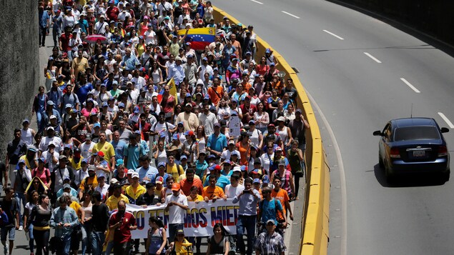Des opposants au président chaviste Nicolas Maduro sont descendus dans les rues, à Los Teques, près de Caracas.