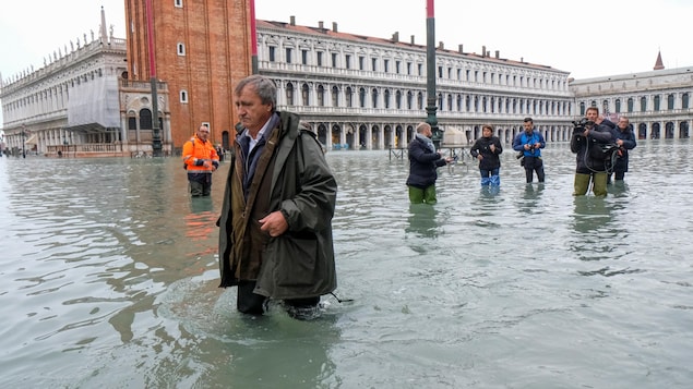 Venise Sous Les Eaux Le Climat Et Un Projet De Digues Montres Du Doigt Radio Canada Ca