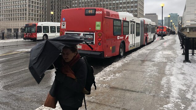 Le vent a compliqué les déplacements des piétons à Ottawa, lundi. Le vent a compliqué les déplacements des piétons à Ottawa, lundi.