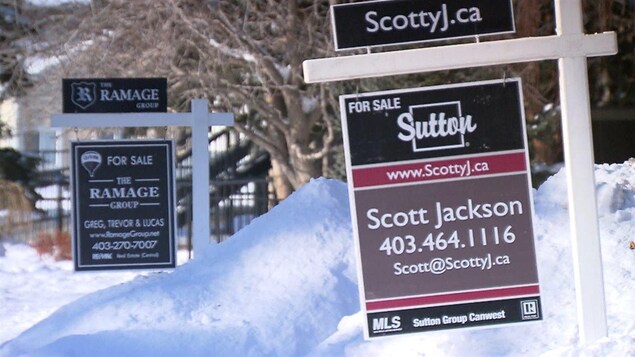 Des pancartes à vendre à Calgary.
