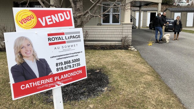 Une pancarte indiquant une maison vendue.